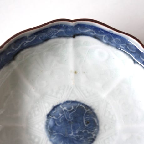 【十二支と宝珠】古伊万里染付陽刻龍扇文小皿 d11.4cm　Imari Blue and White Small Dish, Dragons Design　18th-19th C