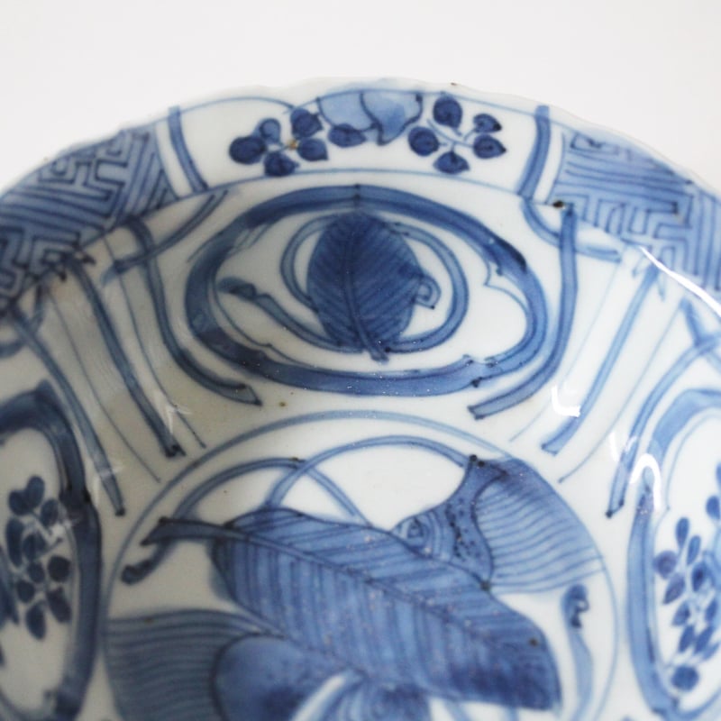 豊臣兄弟】 古染付宝尽桃文兜鉢 d14.4cm Blue and White Klapmut