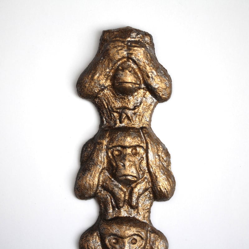 銀地容彫猿臼引図目貫　無銘　高肉彫　色絵象嵌　猿猴　名工作　箱入 数と骨董】鋳鉄三猿栓抜 l14.9cm Cast Iron Bottle Opener in