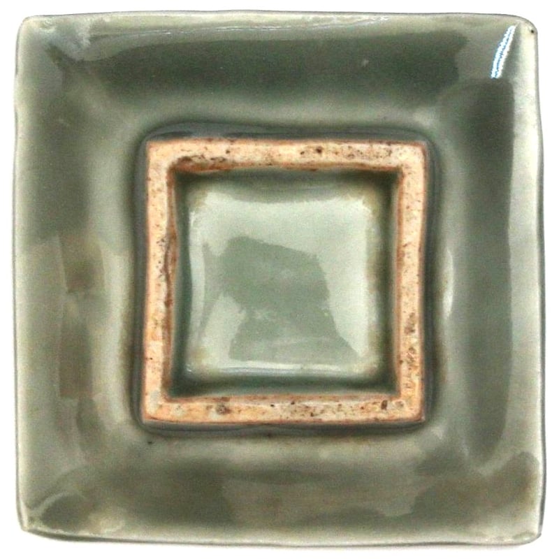 骨董　砧青磁　菓子皿 数と骨董】 三田青磁陽刻「天之美禄」文角豆皿（その3）d7.4cm