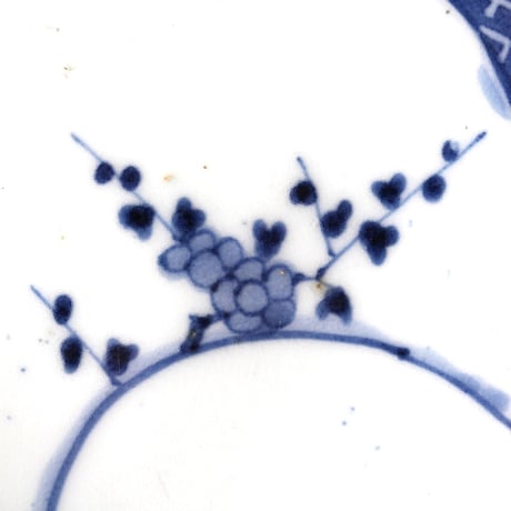 【数と骨董】古伊万里染付梅団扇文皿 d20.0cm　Imari Blue and White Dish, Design of Fans with Ume 　17th-18th C
