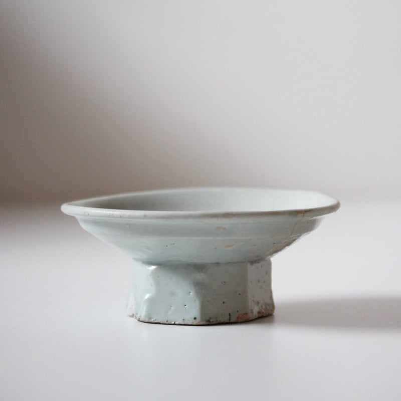 数と骨董】李朝白磁七角台付祭器 d13.8cm Korean White Porcelain