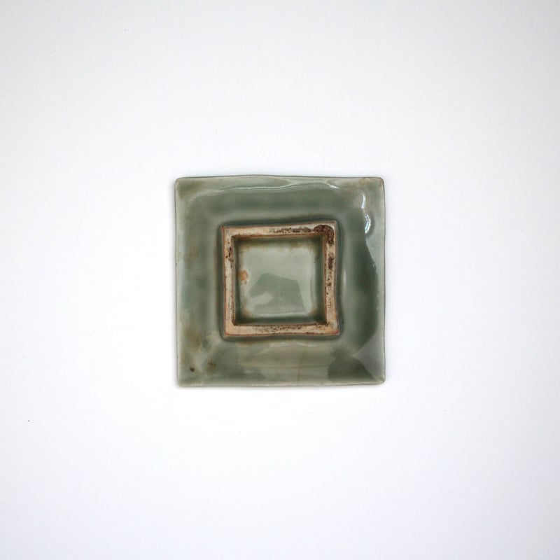 数と骨董】 三田青磁陽刻「天之美禄」文角豆皿（その8）d7.4cm