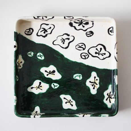 【数と骨董】粟生屋梅花尽文角鉢 d24.0cm　Aoya Enameled Square Dish, Plum Blossoms Design　18th-19th C