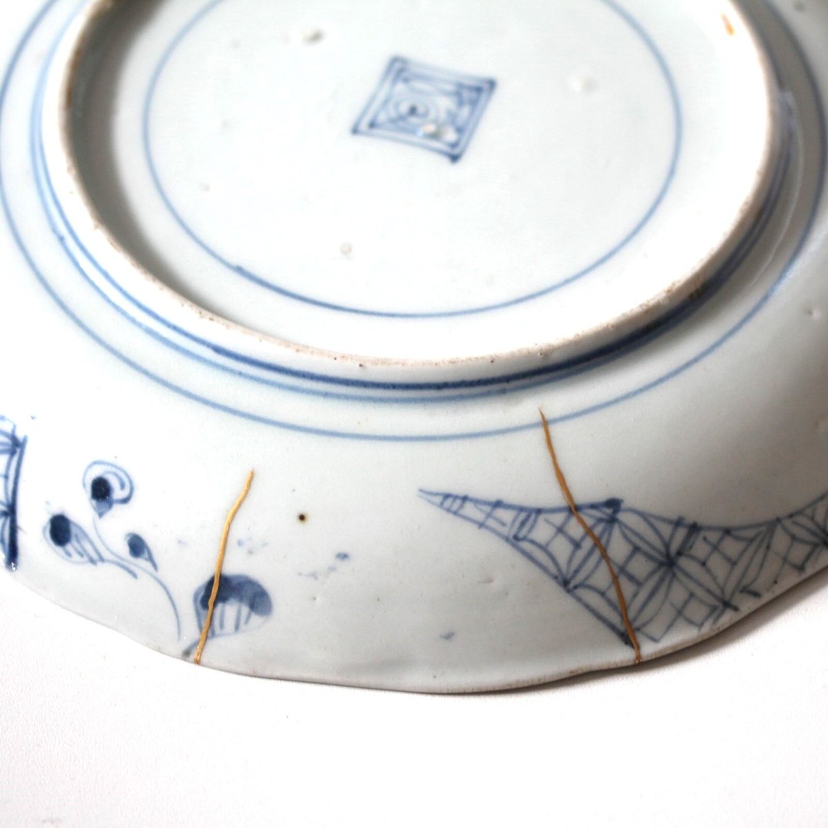 数と骨董】古伊万里染付菊花七宝繋文輪花皿 d19.7cm Imari Blue 数と骨董】古伊万里染付菊花七宝繋文輪花皿 d19.7cm Imari Blue