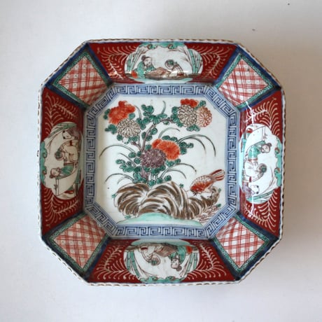 伊万里色絵菖蒲ハ角大皿（明治） 古伊万里 色絵 菖蒲 蝶々 緑八角小皿 - 生活骨董と古布の
