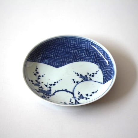 【数と骨董】古伊万里染付梅団扇文皿 d20.0cm　Imari Blue and White Dish, Design of Fans with Ume 　17th-18th C