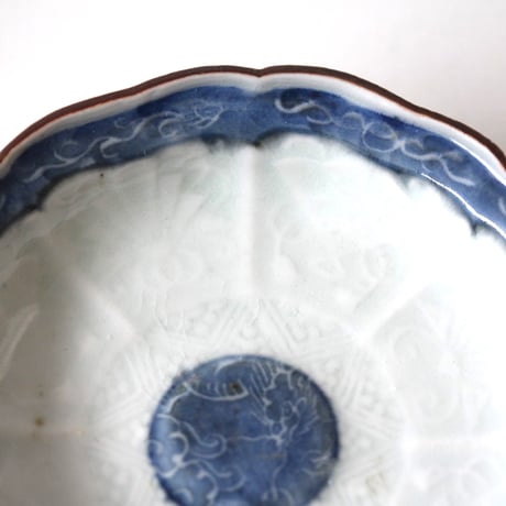 【十二支と宝珠】古伊万里染付陽刻龍扇文小皿 d11.4cm　Imari Blue and White Small Dish, Dragons Design　18th-19th C