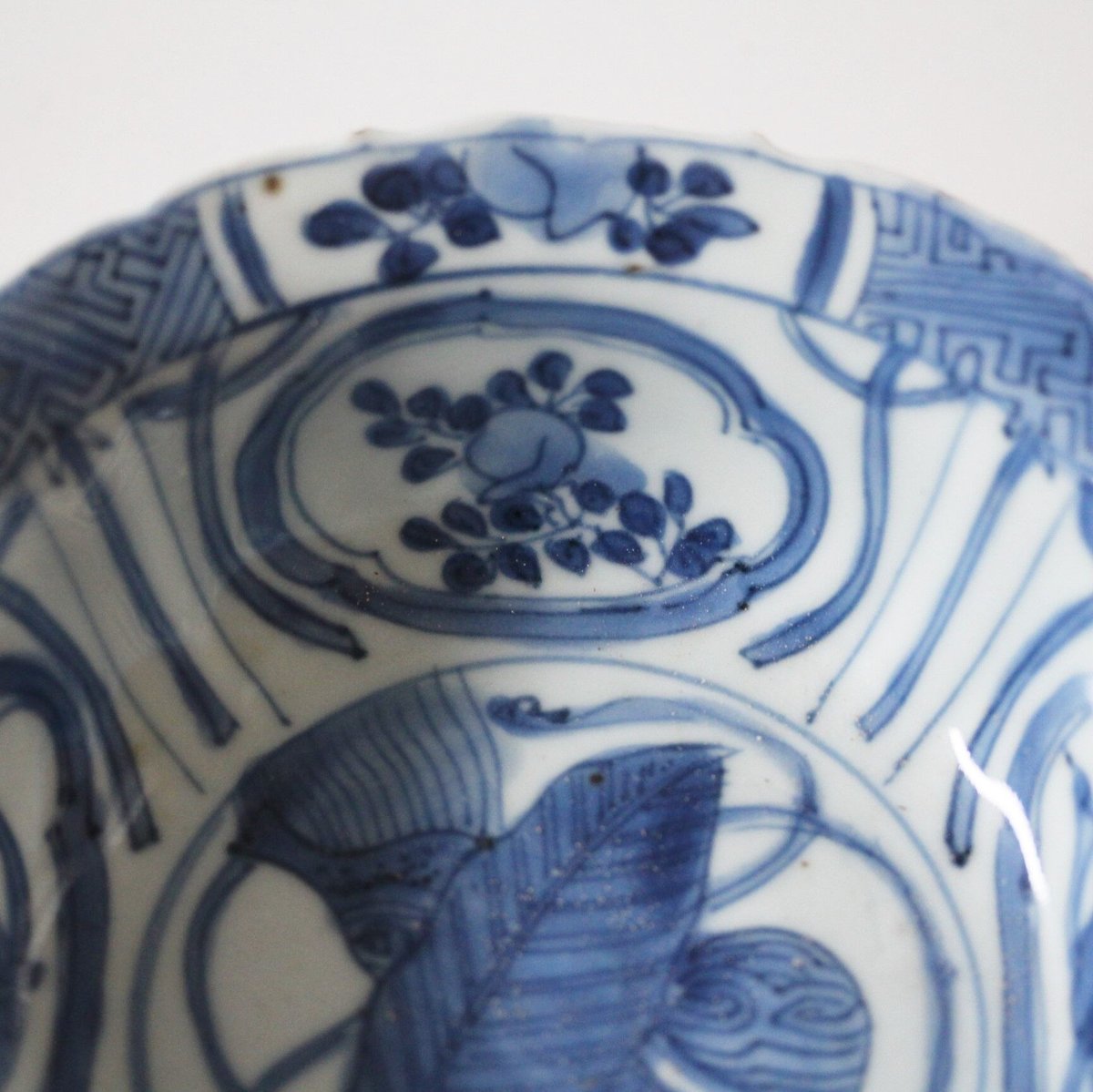 豊臣兄弟】 古染付宝尽桃文兜鉢 d14.4cm Blue and White Klapmut