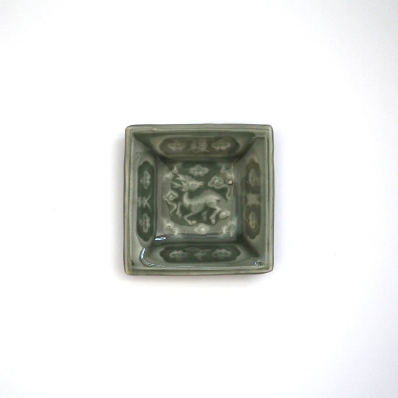 数と骨董】 三田青磁陽刻「天之美禄」文角豆皿（その3）d7.4cm