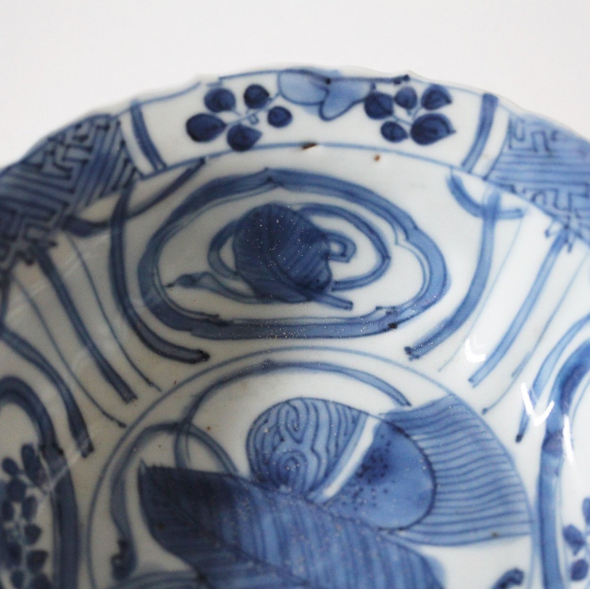 豊臣兄弟】 古染付宝尽桃文兜鉢 d14.4cm Blue and White Klapmut