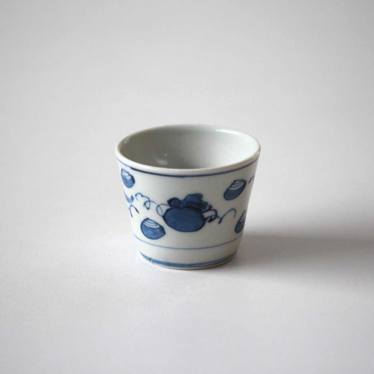 染付の猪口　骨董　古道具 数と骨董】染付宝尽文猪口 d7.1cm Blue and White Cup, Design