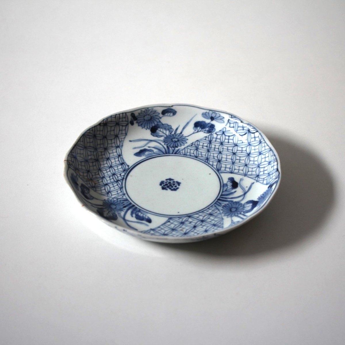 数と骨董】古伊万里染付菊花七宝繋文輪花皿 d19.7cm Imari Blue