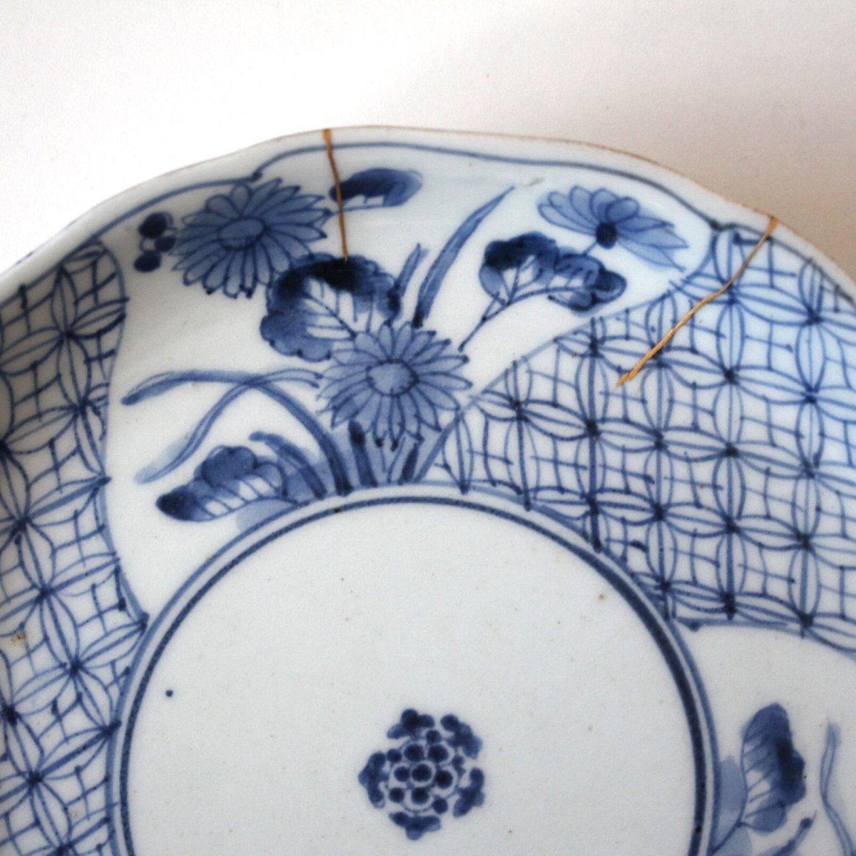 数と骨董】古伊万里染付菊花七宝繋文輪花皿 d19.7cm Imari Blue 数と骨董】古伊万里染付菊花七宝繋文輪花皿 d19.7cm Imari Blue