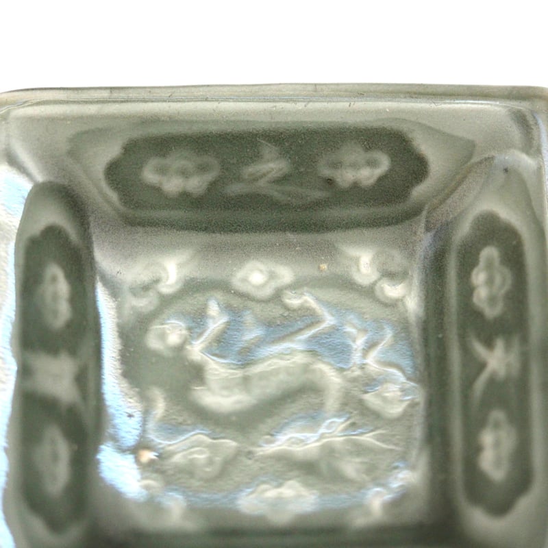 【ご成約】三田青磁 陽刻 花蝶文 八角小皿 と 骨董の器 おまとめ ご確認用】三田青磁 陽刻 花蝶文 八角小皿 1枚 骨董