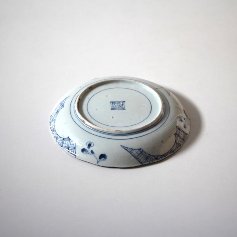 数と骨董】古伊万里染付菊花七宝繋文輪花皿 d19.7cm Imari Blue 数と骨董】古伊万里染付菊花七宝繋文輪花皿 d19.7cm Imari Blue