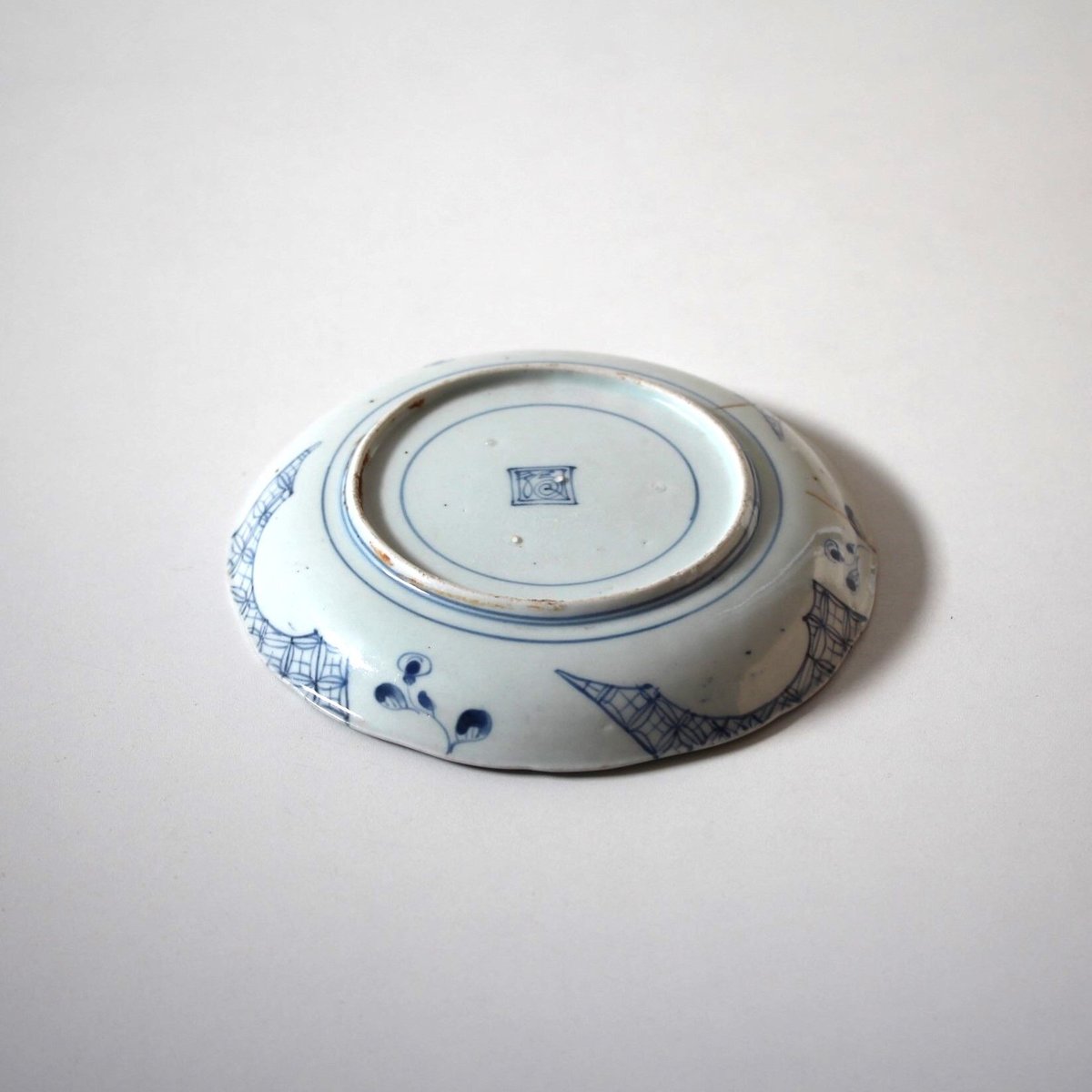 数と骨董】古伊万里染付菊花七宝繋文輪花皿 d19.7cm Imari Blue 数と骨董】古伊万里染付菊花七宝繋文輪花皿 d19.7cm Imari Blue