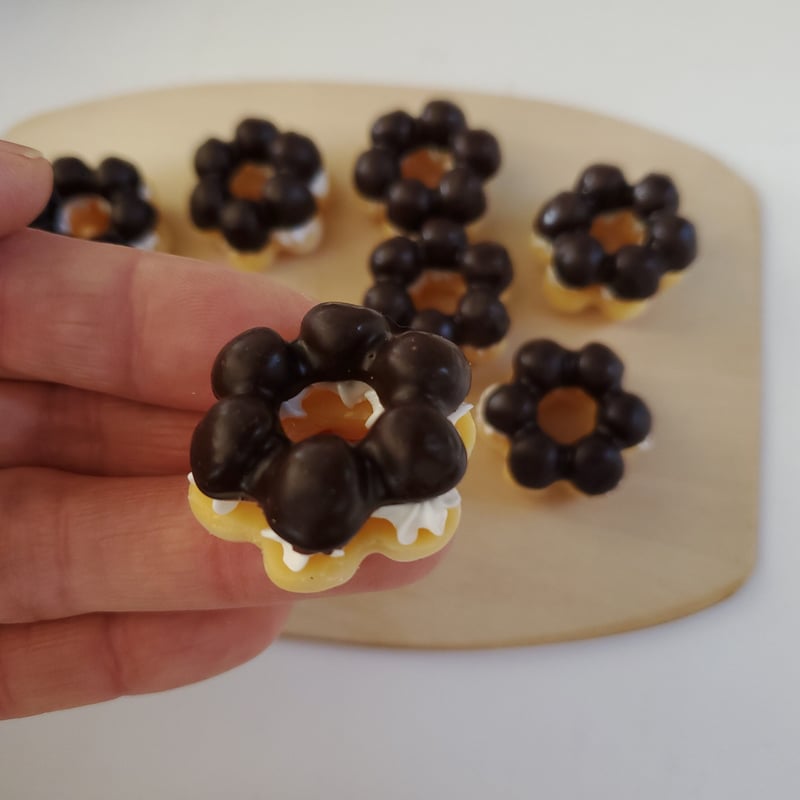 ポンデリング風チョコ＆ホイップクリーム」定番のチョコレートで