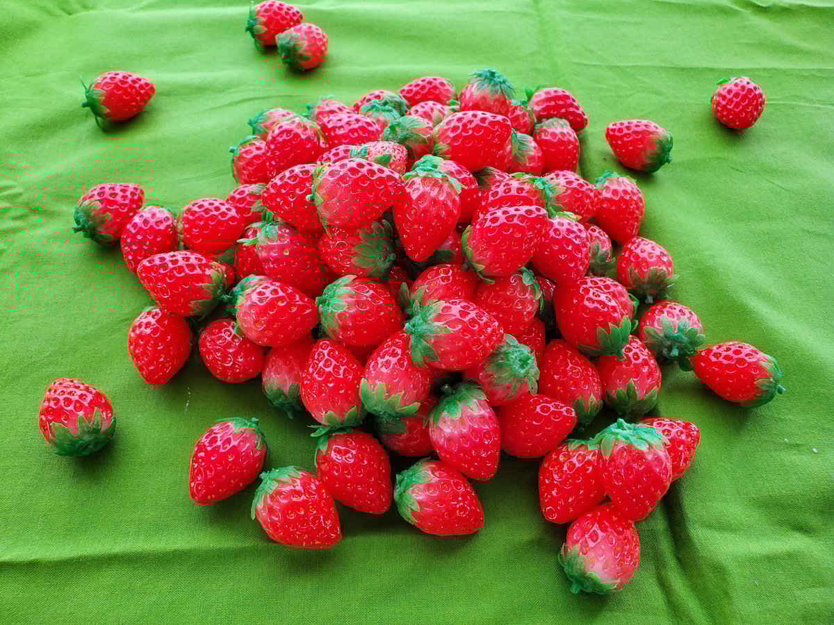 いちご」ヘタもついて色彩良いイチゴです。 | Food Sample Craftman Shop