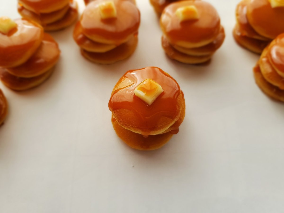 食品サンプル まいづる 実物大 メープルバターホットケーキ 2段 3枚重ねたパンケーキ」バターとメイプルシロップかけてます