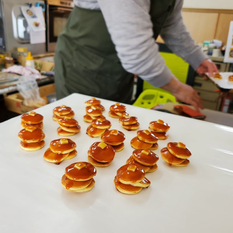 食品サンプル まいづる 実物大 メープルバターホットケーキ 2段 3枚重ねたパンケーキ」バターとメイプルシロップかけてます。 | Food