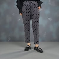 立体感を楽しむ。フロッキードット・テーパードパンツ（全3色）