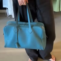 特別なデニムブルー、贅沢なレザーバッグ。