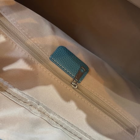 特別なデニムブルー、贅沢なレザーバッグ。
