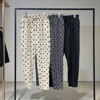 立体感を楽しむ。フロッキードット・テーパードパンツ（全3色）