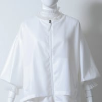 「一枚で、主役級。チュールが奏でる大人の抜け感。」