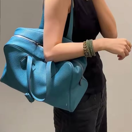 特別なデニムブルー、贅沢なレザーバッグ。
