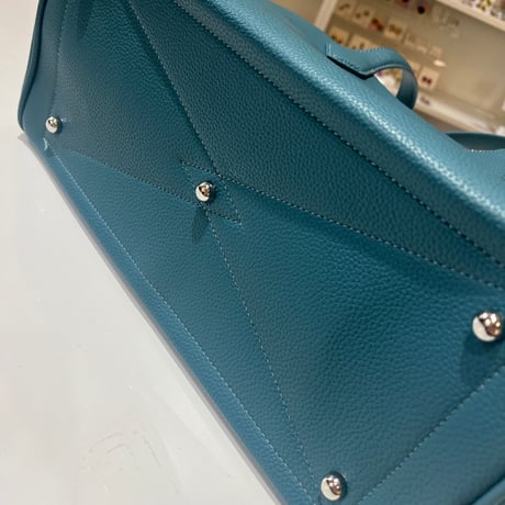 特別なデニムブルー、贅沢なレザーバッグ。