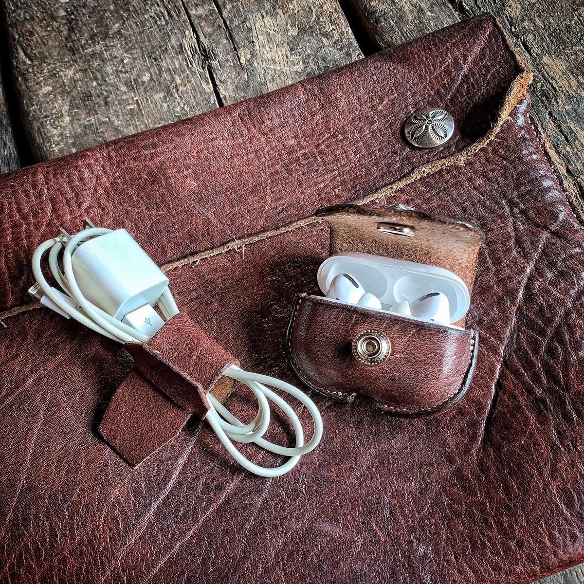 T267 Dutch Leather Company ラステッド レザー ビル… Dutch Leather Company × MASAYOSHI AirPods Pro c