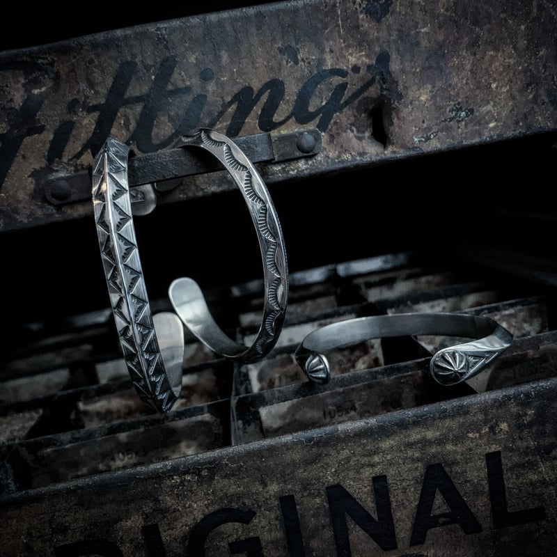 アクセサリー MASAYOSHI / TRIANGLE Vstamp bracelet CELLMAN2DEERMES】 （MASAYOSHI）/ TRIANGLE plane