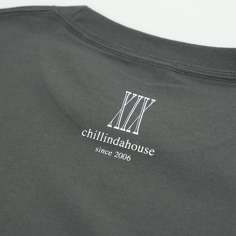ONORE■ / CHILLINDAHOUSE 19th -Big Logo Tee / GUNMETAL