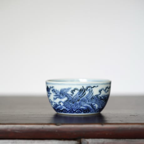 青花翼龍紋卧足杯 PF160