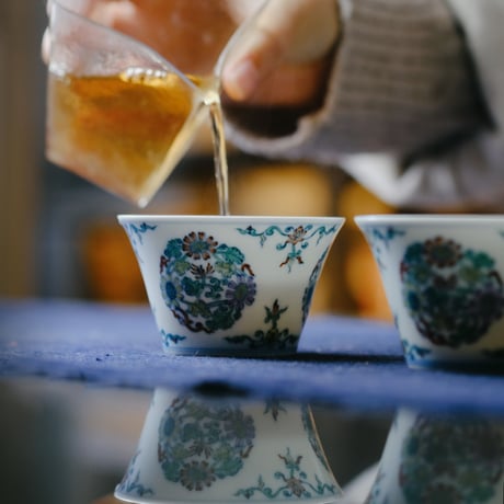 雍正款闘彩团菊紋茶杯 PC077