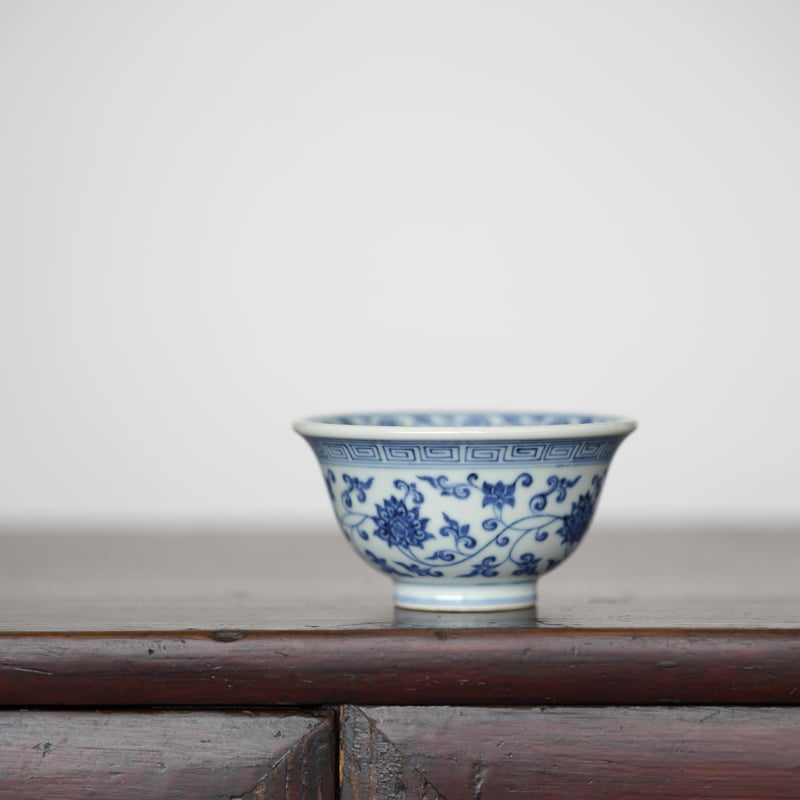 青花纏枝蓮紋圧手杯 PF162 | Looking For 物色