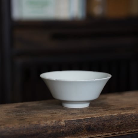 青白磁葵口碗 PW003