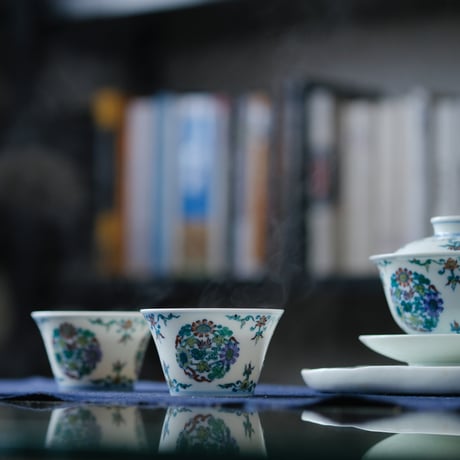 雍正款闘彩团菊紋茶杯 PC077