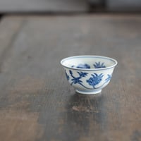 青花纏枝蓮紋圧手杯 PF162 | Looking For 物色