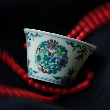雍正款闘彩团菊紋茶杯 PC077
