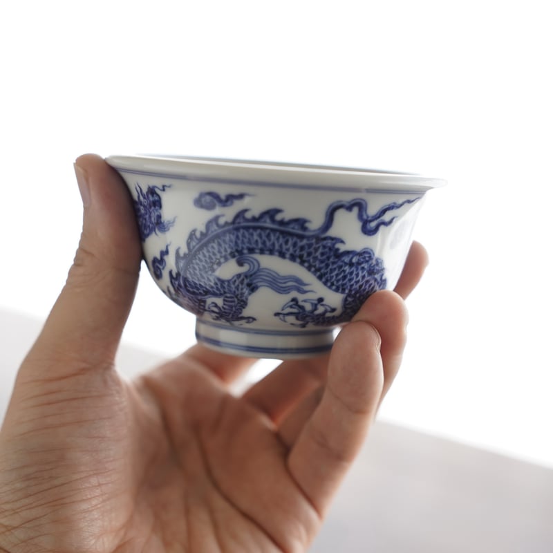 中国古美術・明永楽款青花龍紋瓶・青花磁・純手描き・陶芸・花瓶・文房具・置物・書道 中国古美術・明永楽款青花龍紋瓶・青花磁・純手描き・陶芸・花瓶