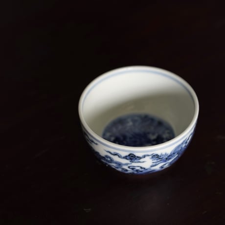 青花翼龍紋卧足杯 PF160