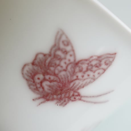 釉里紅蝶文茶杯 PC145