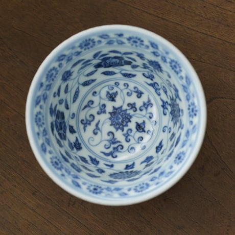 青花纏枝蓮紋圧手杯 PF162