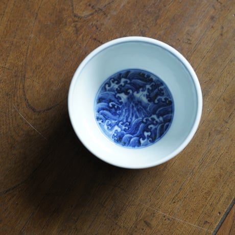 青花翼龍紋卧足杯 PF160