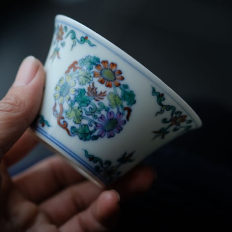 雍正款闘彩团菊紋茶杯 PC077