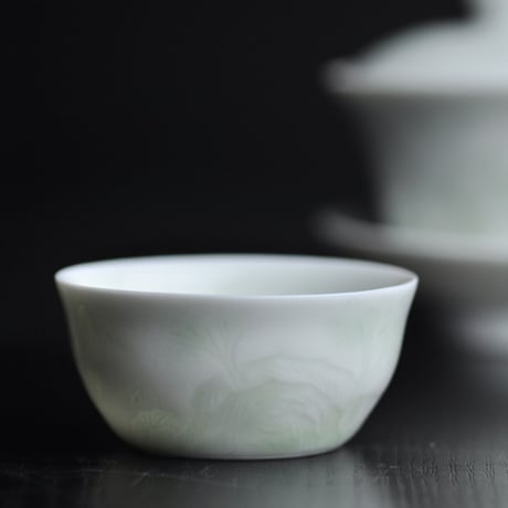 青白磁茶杯 山水 PC022