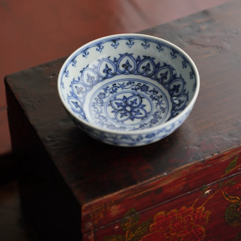 青花宝相華紋卧足杯 PF130 | Looking For 物色